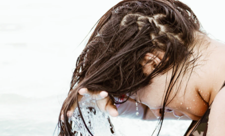 Shampoo & Co. : come districarsi tra le fake news per avere capelli splendenti e in salute!